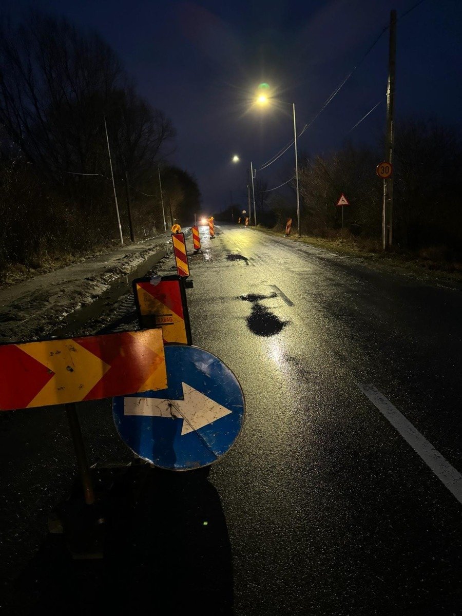 [ad_1] O mașină scăpată de sub control a provocat un incident grav în centrul orașului Brăila sâmbătă seara, ruptând o conductă de gaze și afectând o locuință din apropiere