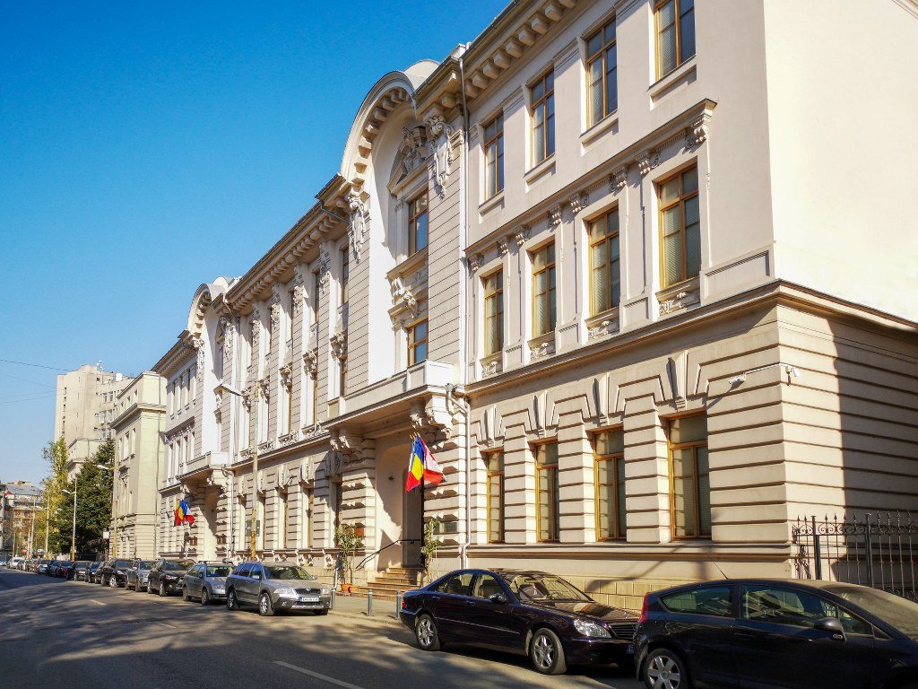 Admiterea la ASE: peste 7.800 de locuri disponibile în acest an, jumătate finanțate de la buget Universitatea de Economie și Administrare Publică din București își așteaptă viitorii studenți cu un număr record de locuri nou scoase la concurs pentru admiterea din această vară, depășind 7.800