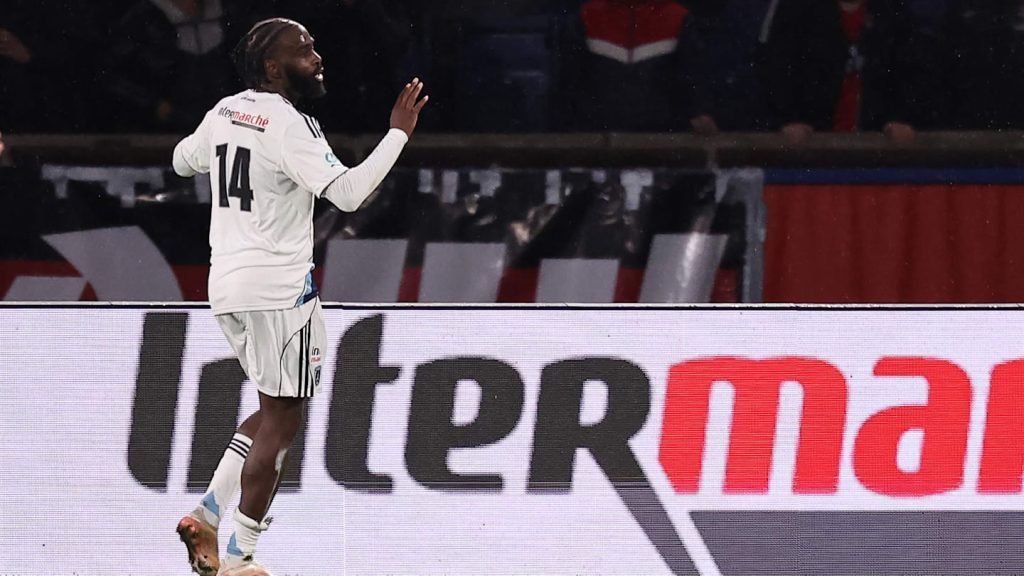 Ikoné distruge PSG, dar își păstrează calmul și respectul pentru clubul de formare Într-o seară dramatică de fotbal, Jonathan Ikoné a marcat golul care a adus victoria echipei sale, Lille, în fața Paris Saint-Germain (PSG) în cadrul șaisprezecimilor de finală ale Cupei Franței