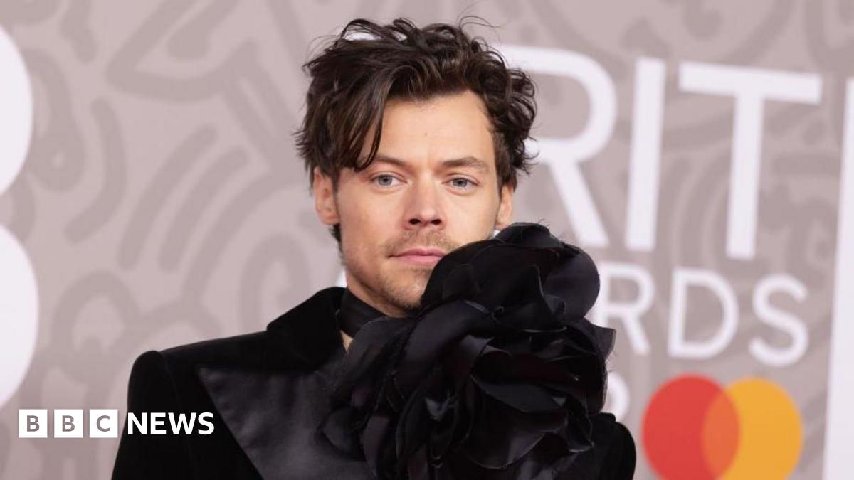 Harry Styles surprinde fanii cu postere misterioase pentru albumul 4