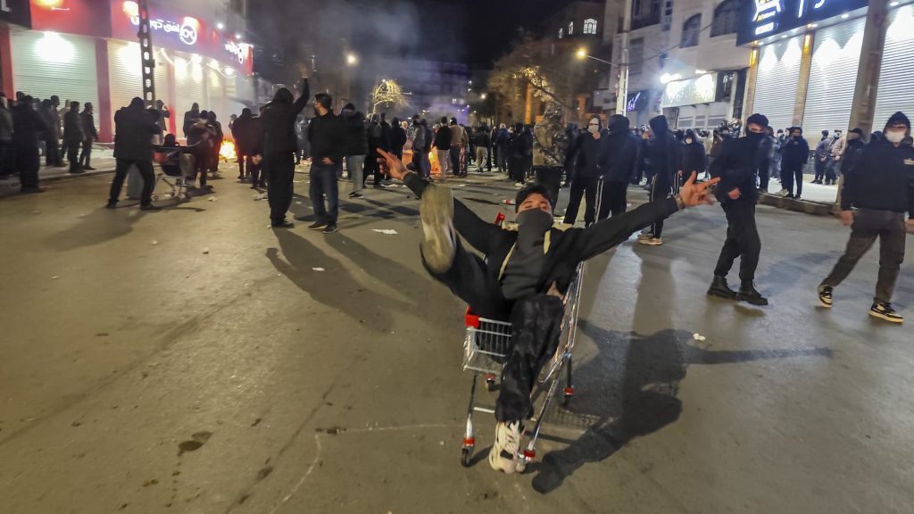 Iran își închide temporar spațiul aerian în mijlocul tensiunilor cu SUA Iran a decis să își închidă temporar spațiul aerian, afectând majoritatea zborurilor internaționale, în contextul tensiunilor crescânde cu Statele Unite