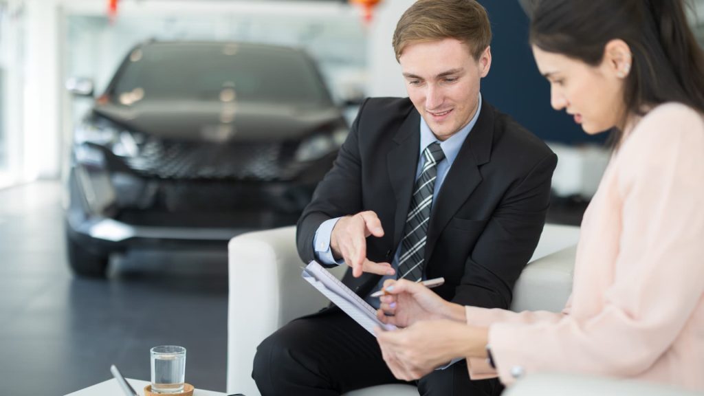 Peste 29% din autoturismele trade-in au negative equity Potrivit unui recent raport al site-ului Edmunds, peste 29% dintre autoturismele trade-in pentru achiziții de noi vehicule se află în situația de negative equity, adică valoarea acestora este mai mică decât soldul împrumutului