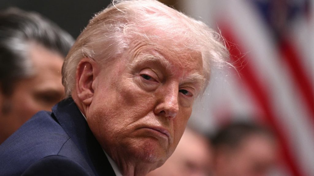 Donald Trump dă în judecată IRS-ul și Departamentul Trezoreriei pentru scurgeri de informații fiscale Președintele american Donald Trump, împreună cu cei doi fii ai săi și organizația de afaceri Trump, au intentat un proces împotriva Internal Revenue Service (IRS) și Departamentului Trezoreriei al Statelor Unite, acuzându-le de scurgeri ilegale de informații fiscale confidențiale
