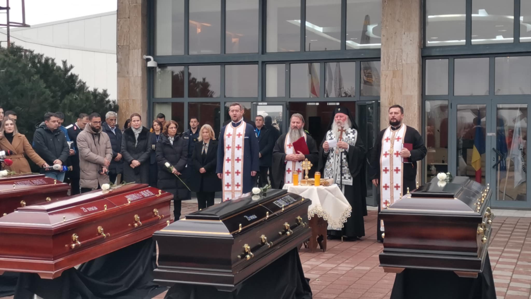 Tragedie dublă: tatăl unui tânăr sportiv din Grecia moare pe același drum devastat în accidentul care a avut loc în România O veste șocantă a zguduit comunitatea sportivă din Grecia și, în mod special, pe membrii familiei și apropiații celor șapte suporteri ai echipei PAOK care și-au pierdut viața într-un accident rutier grav petrecut în România