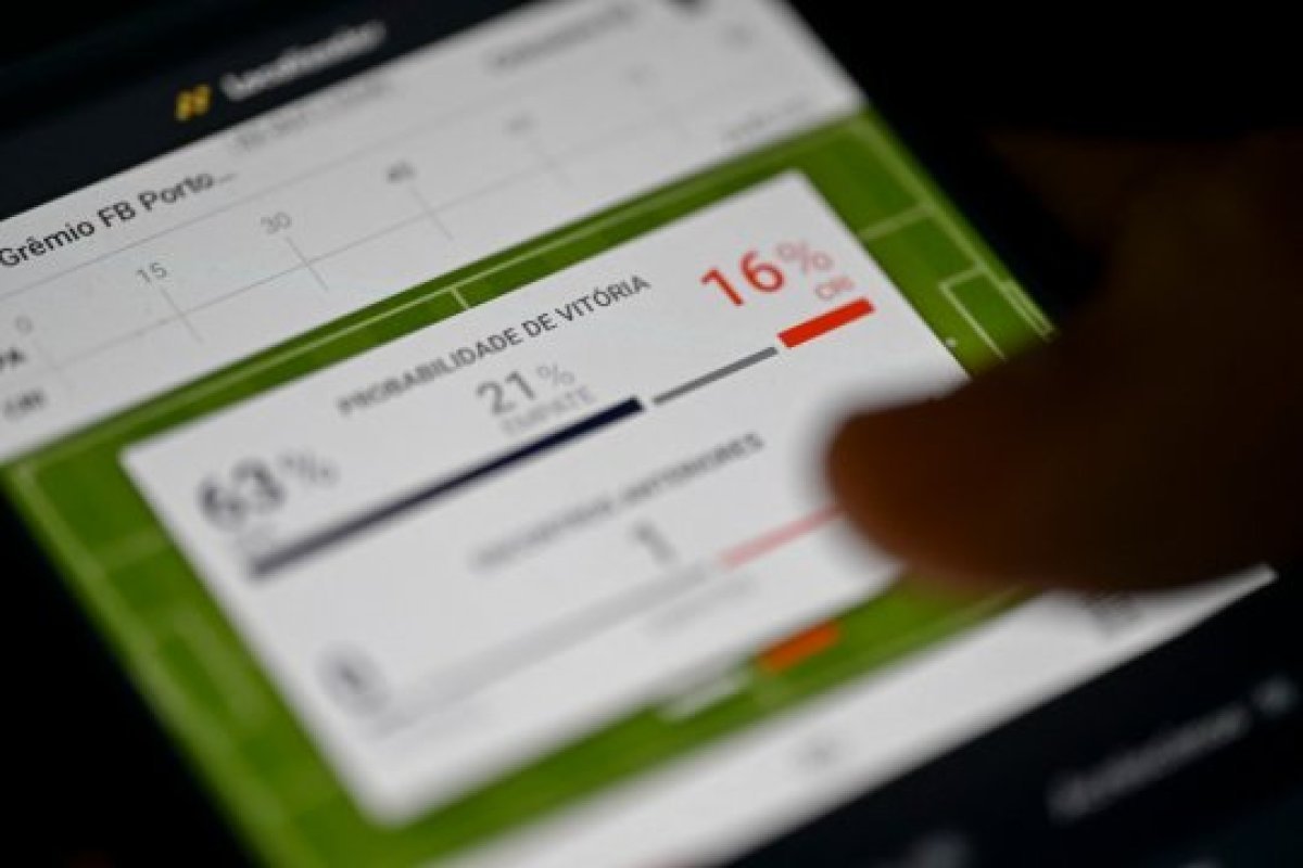 Alexandru David recunoaște: „Am jucat la pariuri, dar nu pe Dinamo” Alexandru David, fostul președinte al clubului Dinamo între 2016 și 2019, a făcut o declarație surprinzătoare în cadrul emisiunii iAMsport LIVE, recunoscând că a pariat pe meciuri internaționale, cum ar fi Campionatul Mondial și cel European