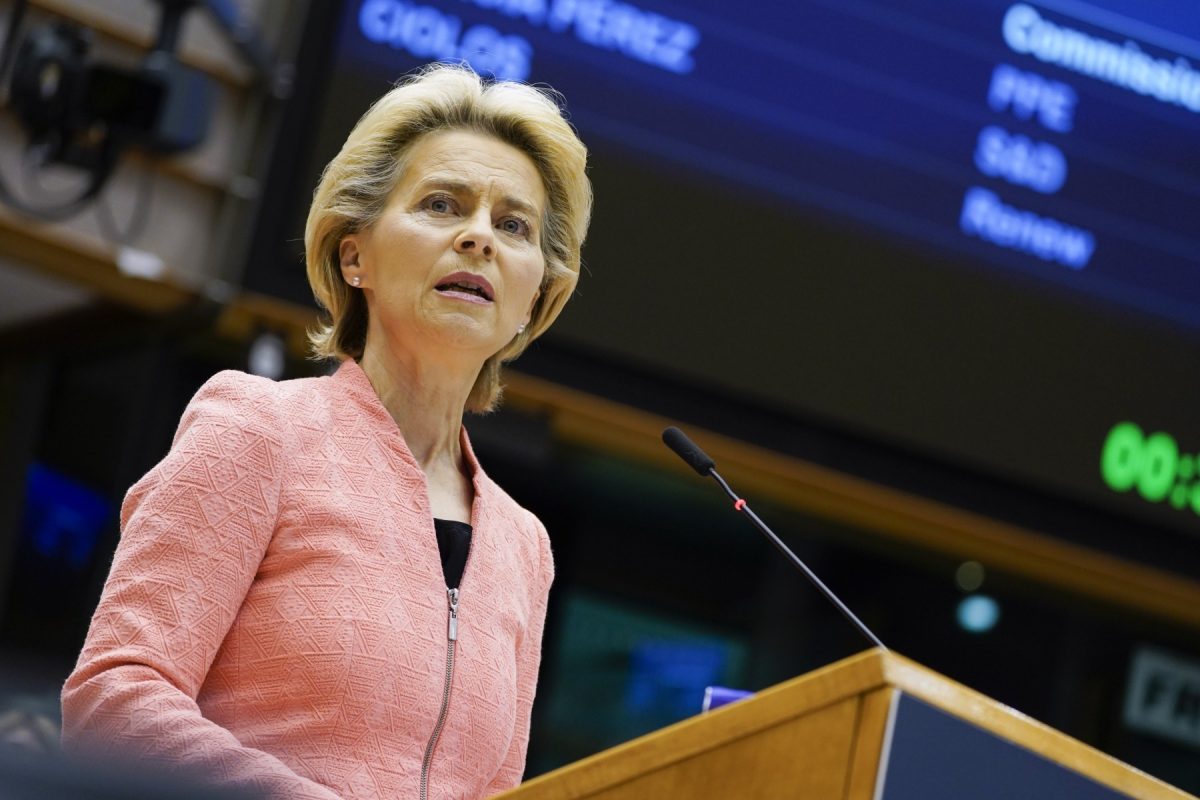 Ursula von der Leyen evocă de pe scena Parlamentului European nevoia strategică de „independență europeană”, în contextul unor schimbări globale spectaculoase Președinta Comisiei Europene, Ursula von der Leyen, a susținut miercuri în Parlamentul European un discurs în care a reiterat apelul pentru consolidarea autonomiei Europei, descriind această direcție drept „imperativ” pentru supraviețuirea continentului în secolul XXI