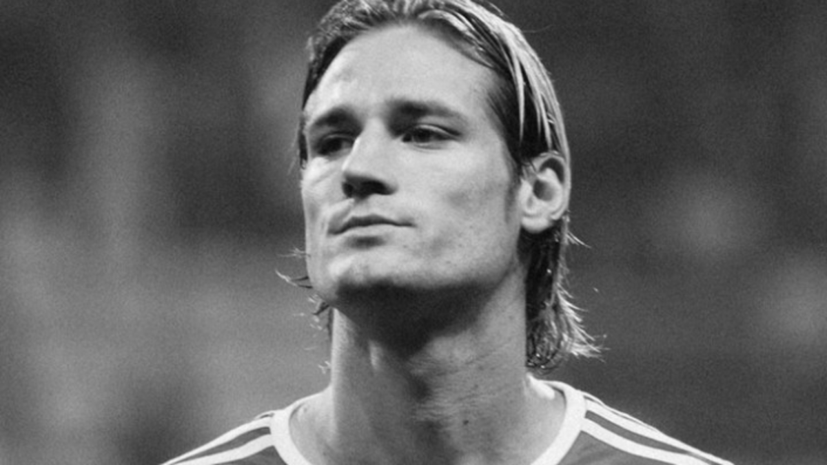 22 de ani de la dispariția lui Miklós Fehér: O amintire vie pentru fanii Benfica Pe 25 ianuarie 2004, fotbalul românesc a fost zguduit de o tragedie care a lăsat o amprentă profundă în inimile suporterilor: Miklós Fehér, un jucător promitător al echipei Benfica, a decedat în urma unei colaps cardiace pe stadionul D