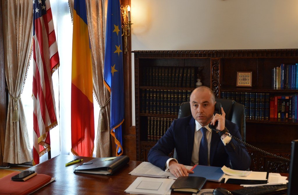 Ambasadorul României în SUA, Andrei Muraru, a venit cu declarații tăioase în contextul evenimentelor din Venezuela, unde a fost capturat președintele Nicolas Maduro, și a exprimat un suport clar pentru intervenția militară a Washington-ului în această criză care tinde să escaladeze