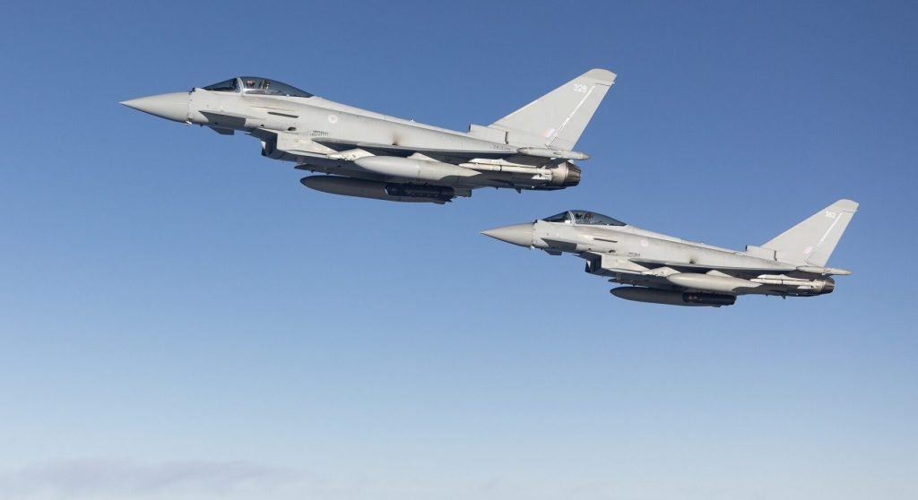 Atac comun al Regatului Unit și Franței în Siria împotriva siturilor suspectate de activitate a grupării Stat Islamic Sâmbătă seara, într-un moment de escaladare a tensiunilor regionale, forțele militare ale Regatului Unit și Franței au concertat un atac aerian comun asupra unei locații strategice din centrul Siriei, în zona munților de deasupra orașului antic Palmyra