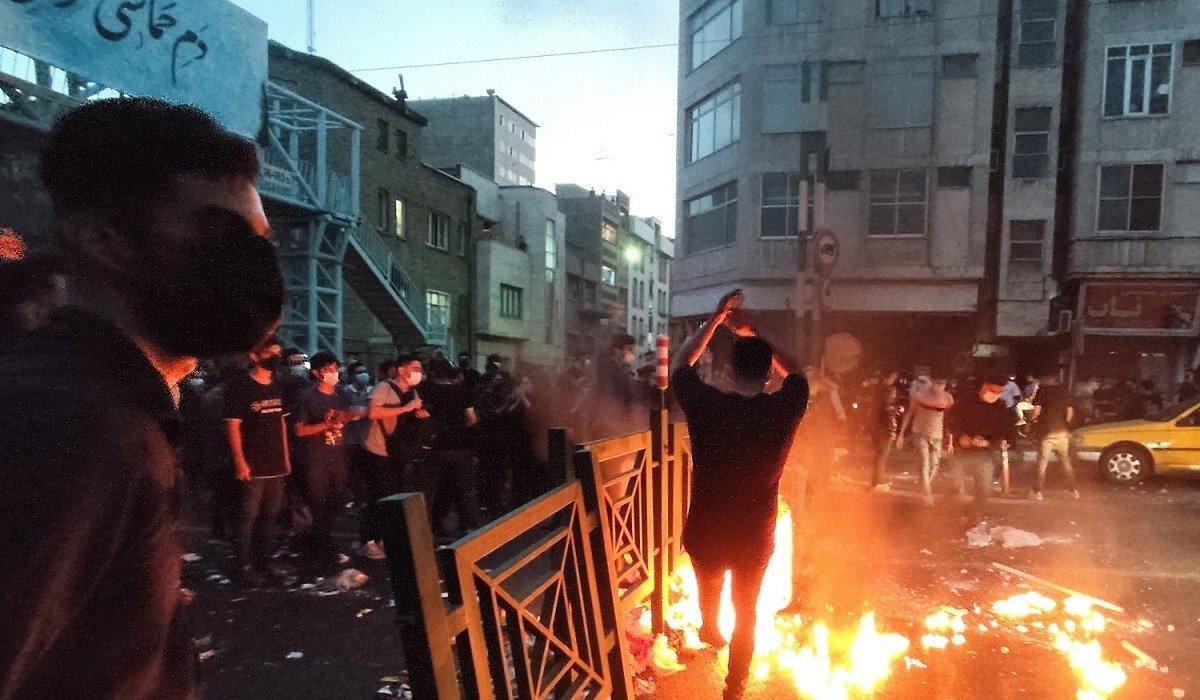 Președintele Iranului cere autorităților să soluționeze problemele cetățenilor; un paramilitar ucis în a cincea zi de proteste