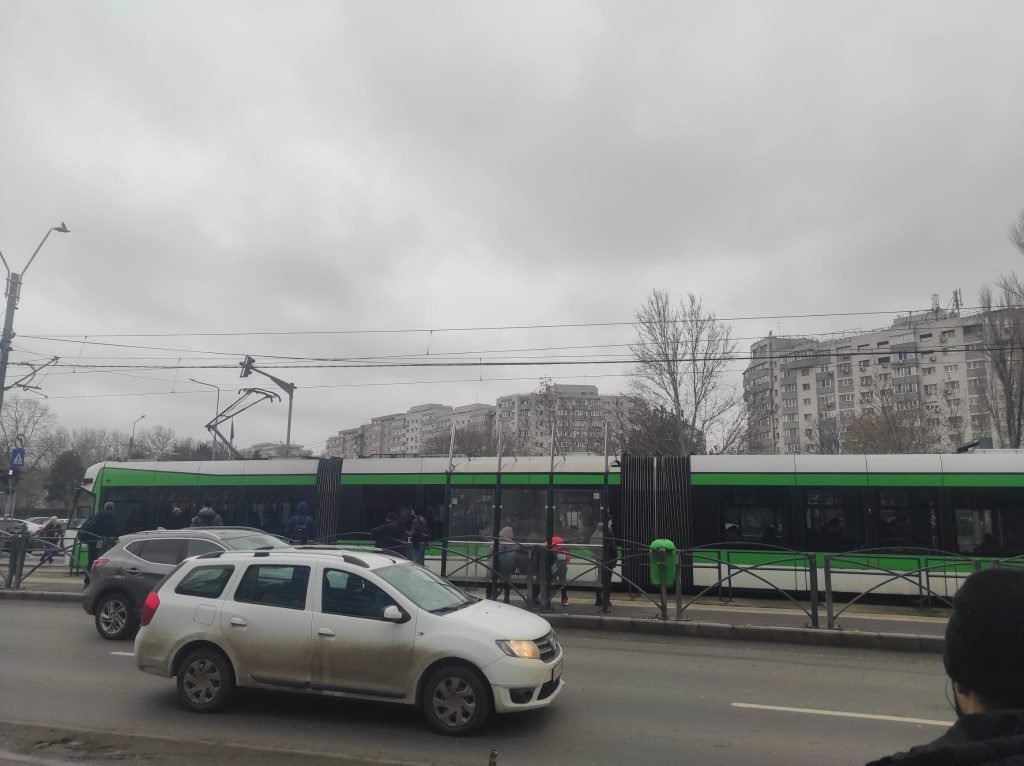 Linia 41, blocată pe Șoseaua Virtuții din cauza unui pantograf defect; STB operează autobuzele 641