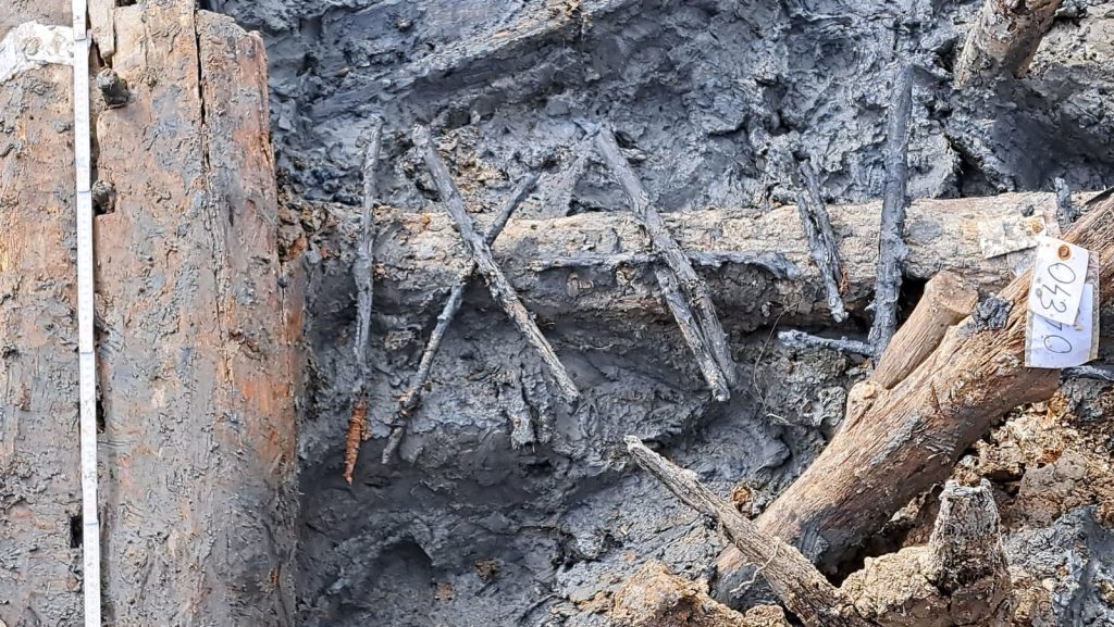 Descoperire arheologică remarcabilă în China pune la îndoială paradigmele privind evoluția tehnologiilor preistorice Unele dintre cele mai importante descoperiri arheologice din ultimii ani au fost făcute în China, unde o echipă de cercetători a identificat o serie de unelte de piatră considerate a fi mult mai vechi decât cele atribuite anterior registrațiilor arheologice din Asia