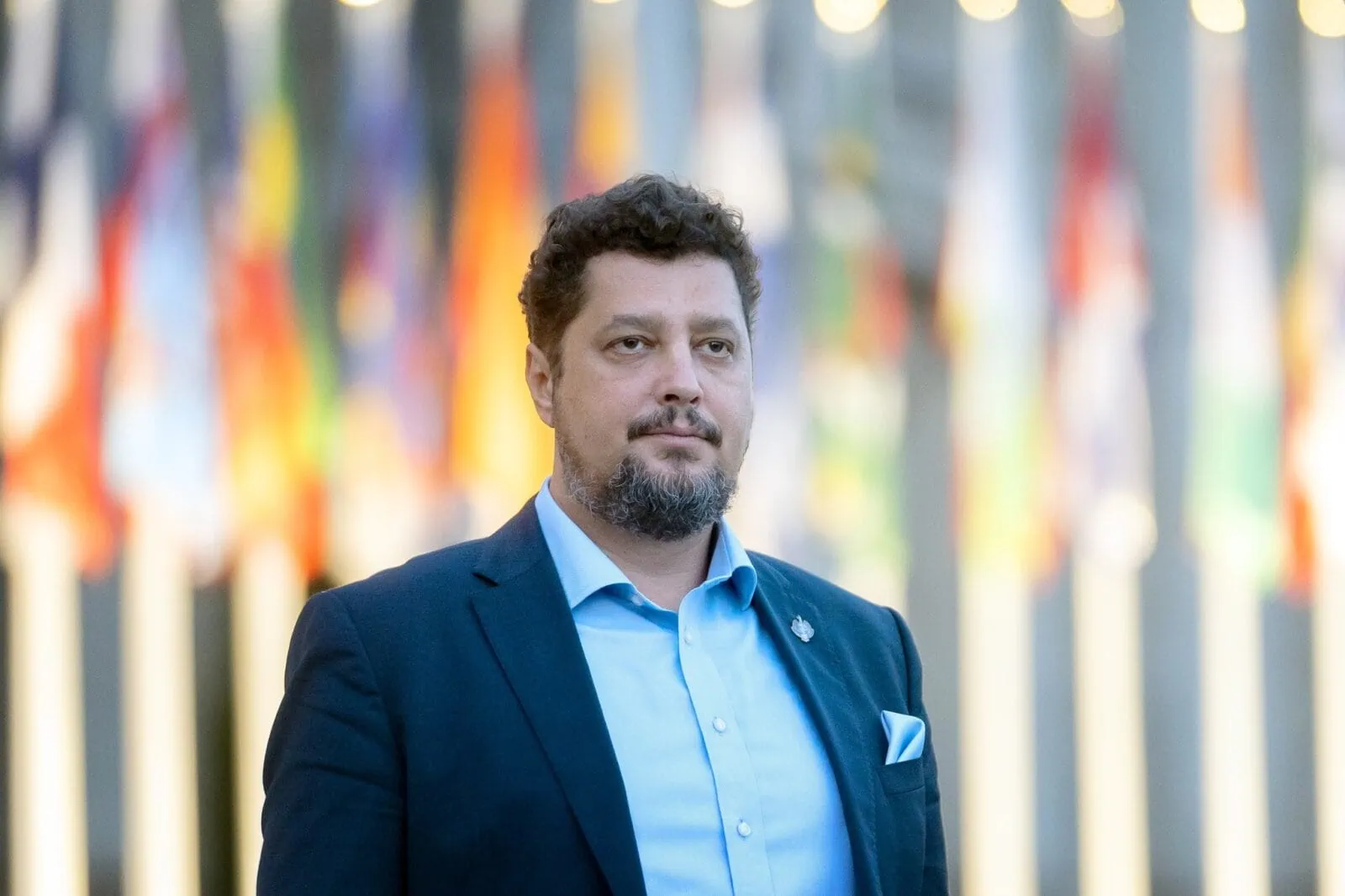 Manifestanți la protestul din Piața Universității au cântat melodii legionare dedicate lui Corneliu Zelea Codreanu Joi seară, în Piața Universității din București, câteva sute de persoane s-au adunat pentru a-și manifesta opoziția față de Legea Vexler, o legislație recent adoptată de Parlamentul României, care incriminează distribuirea de materiale și promovarea organizațiilor fasciste sau legionare