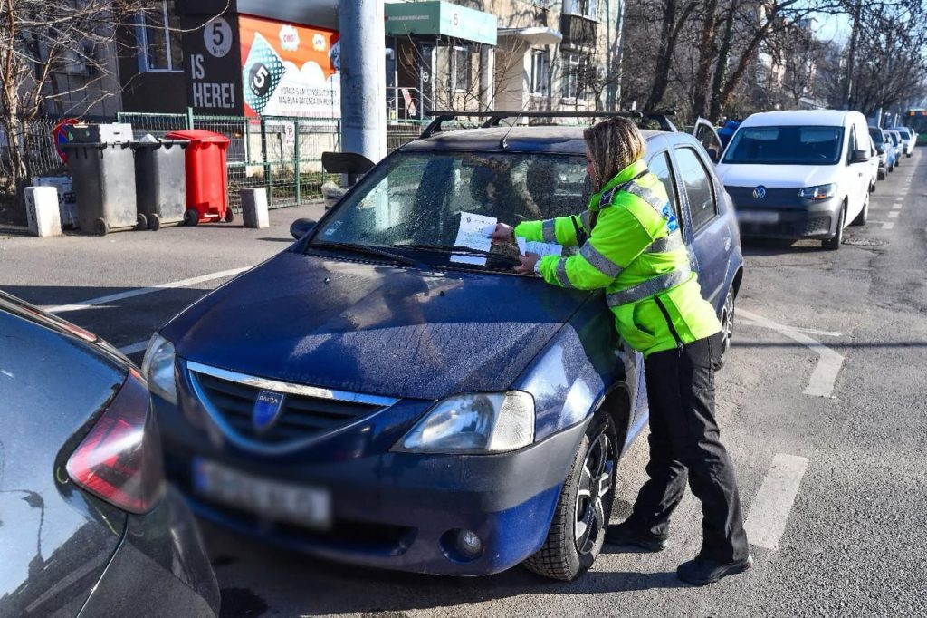 Zeci de autoturisme au fost surprinse pe camerele de filmat în parcarea de la IOR, situat în zona Titan, în timp ce erau surprinse prinși de poliție cu amenzi la parbriz pentru acces auto ilegal în parc, pe aleile destinate exclusiv pietonilor