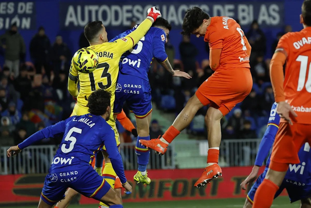 Real Sociedad învinge Getafe în prelungiri: O victorie în haos Getafe, 9 ianuarie (EFE) – Real Sociedad a reușit să obțină o victorie dramatică împotriva echipei locale Getafe, scor 1-2, grație unui gol marcat de Mikel Aramburu în minutul 96