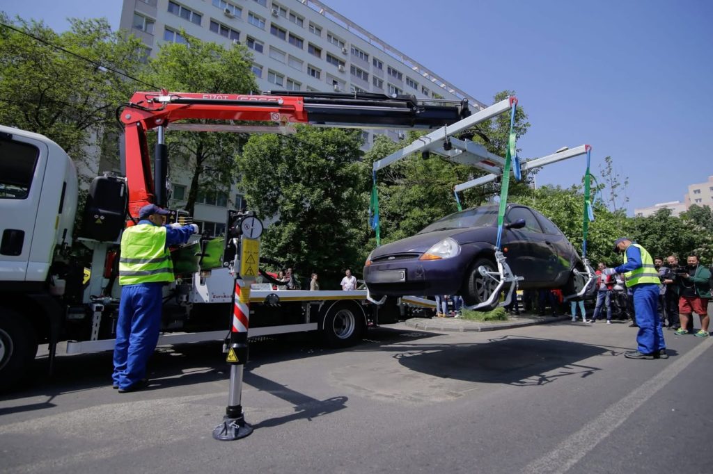 Primăria Sectorului 4 a anunțat lansarea unei licitații pentru încheierea unui acord-cadru pe o perioadă de patru ani, destinat serviciilor de ridicare a autovehiculelor parcate ilegal și de blocare-deblocare a roților