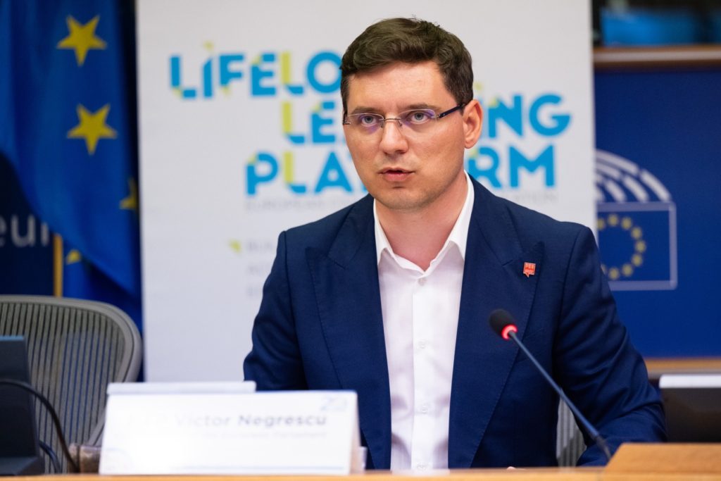 Victor Negrescu, europarlamentar social-democrat și fost ministru al Afacerilor Europene, a luat recent atitudine față de procesul de decizie privind acordul comercial dintre Uniunea Europeană și Mercosur, exprimându-și nemulțumirea față de lipsa de transparență și dezbatere în acest context