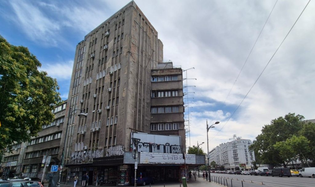 Căutarea unui apartament în București a devenit, în ultimii ani, o adevărată provocare, nu doar din cauza prețurilor în creștere, ci și din cauza riscului seismic crescut în multe zone ale orașului