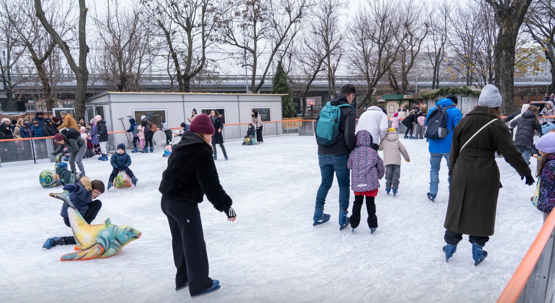 Patinoarul de la Opera Comică pentru Copii continuă să fie o atracție populară pentru familiile din București, oferindu-le ocazia de a se bucura de sportul pe gheață într-un cadru special