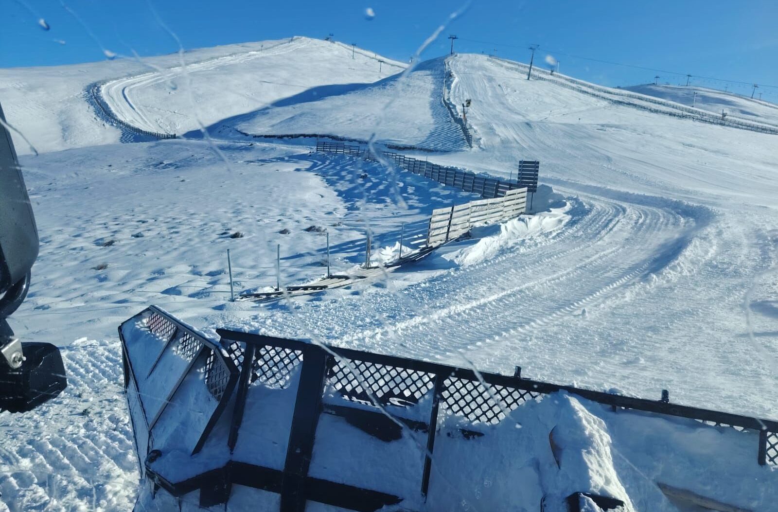 Proaspătă escapadă de iarnă, planificată cu entuziasm de turiști din București pentru un city break către stațiunile din Sinaia, riscă să fie dată peste cap din cauza condițiilor meteo și a lucrărilor tehnice de pe munte