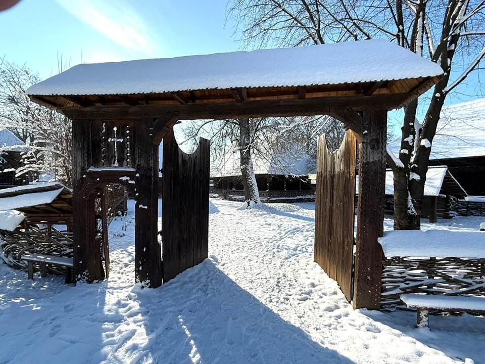 Mușevul Național al Satului „Dimitrie Gusti” închide porțile pentru întreaga lună ianuarie 2026, o decizie menită să asigure conservarea patrimoniului tradițional românesc Unul dintre cele mai reprezentative și iubite obiective culturale din București, Muzeul Național al Satului „Dimitrie Gusti”, va fi închis pentru vizitare pe durata întregului interval ianuarie 2026