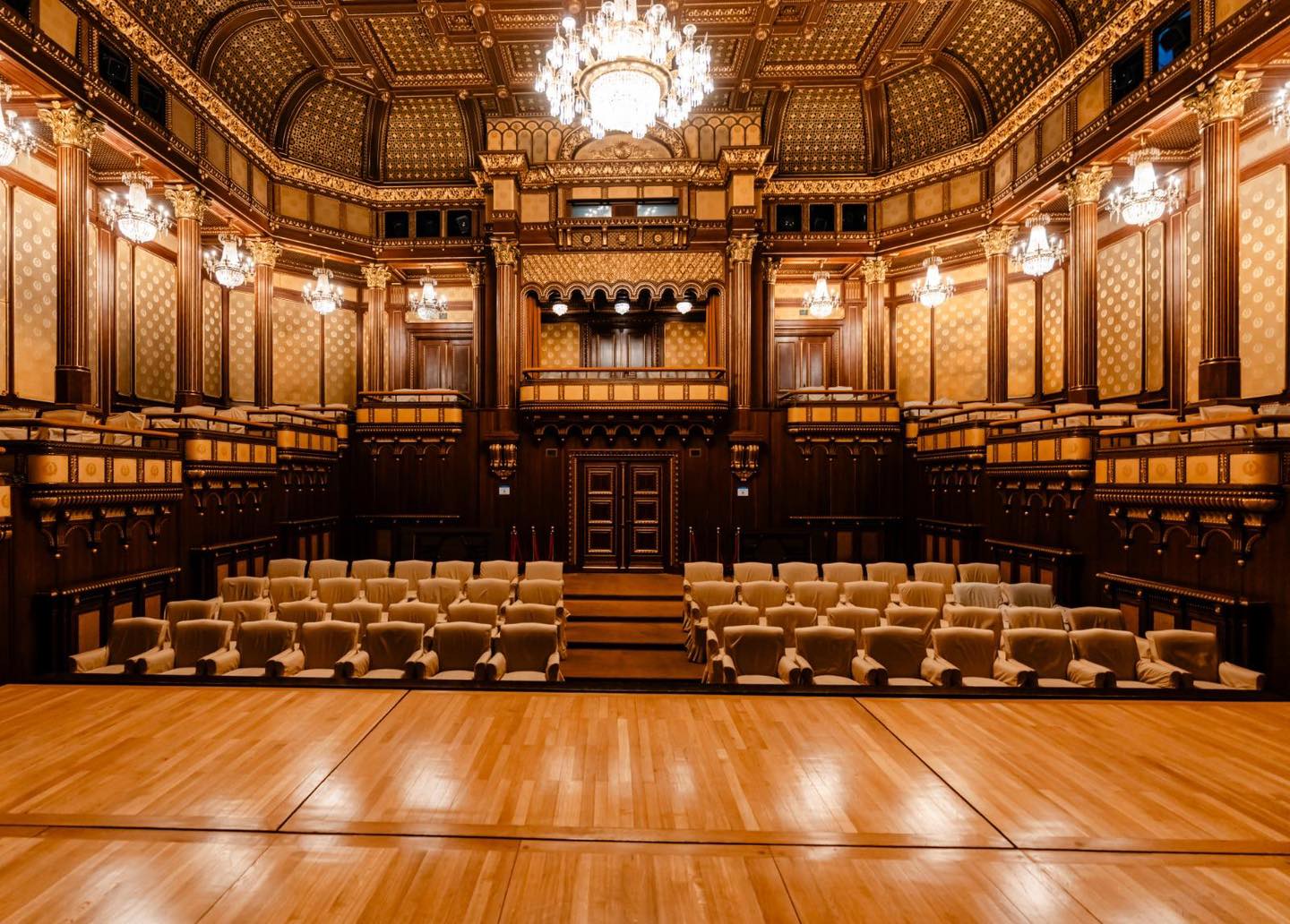 Administrația Prezidențială a anunțat recent o măsură care marchează pași importanți spre democratizarea accesului la cultură în România: începând de anul acesta, trupele de teatru independente vor putea susține reprezentații gratuite în sala Palatului Cotroceni