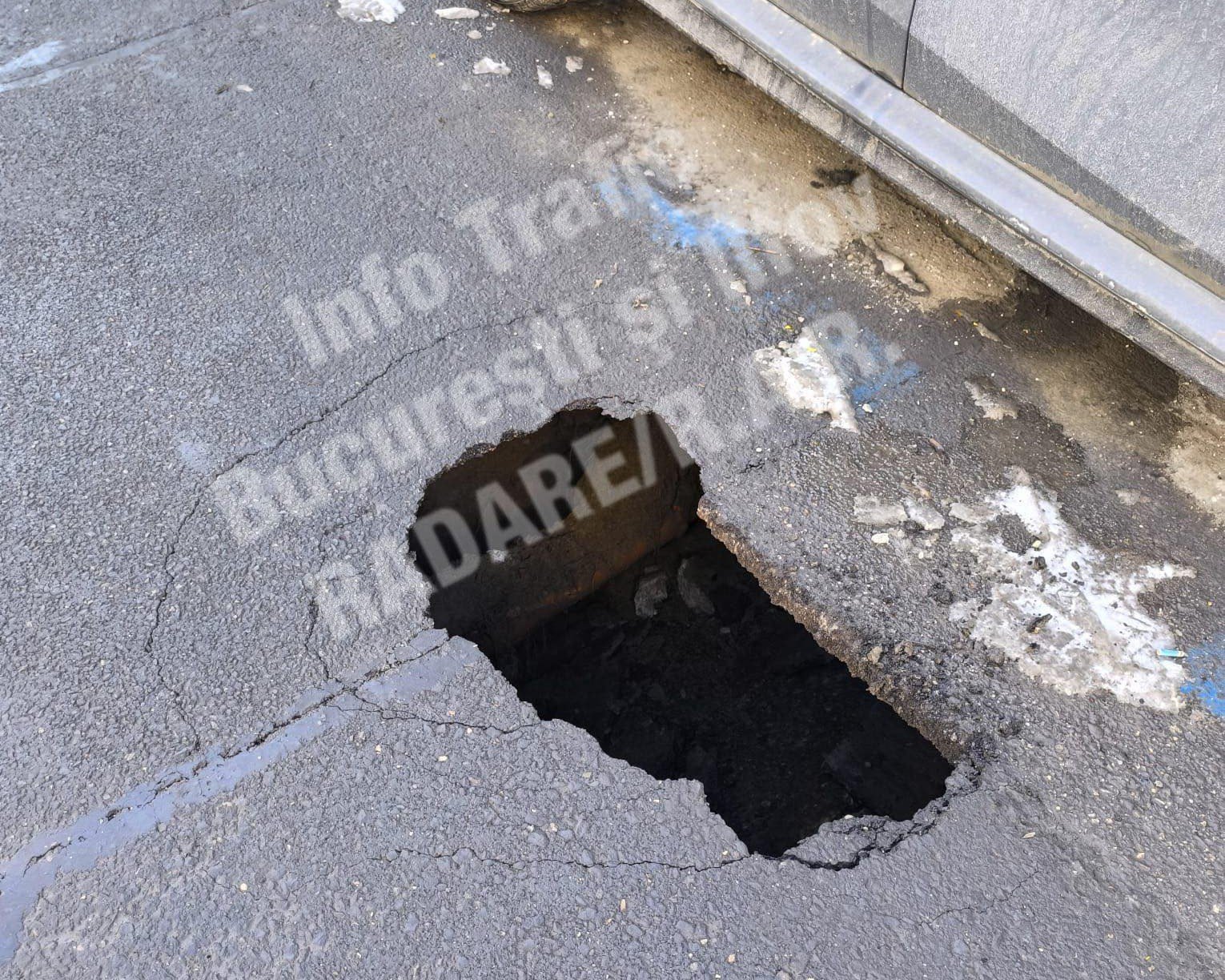 Surpare de carosabil pe strada Făinari din București blochează traficul și pune în alertă autoritățile O zonă din centrul orașului a fost afectată astăzi de o surpare semnificativă a asfaltului, eveniment care a determinat intervenția promptă a autorităților și afectează traficul din zonă