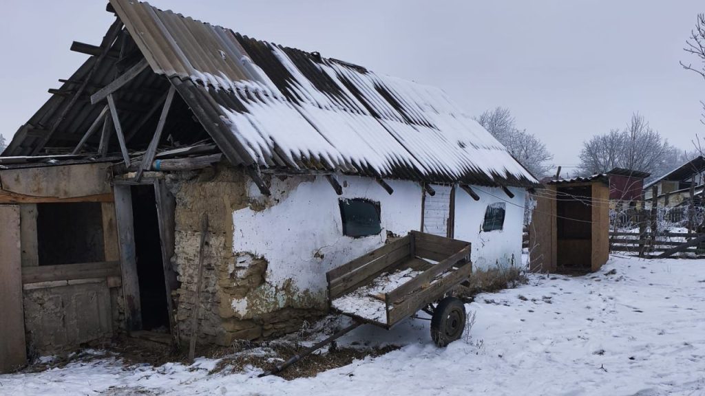 96 de persoane, sub suspiciune pentru obținerea ilegală a documentelor românești Joi seara, Sindicatul Europol a publicat imagini cu imobile degradate din județul Botoșani, adrese care ar fi fost folosite de cetățeni din Moldova, Ucraina și Rusia pentru a obține documente românești pe baza unor acte false