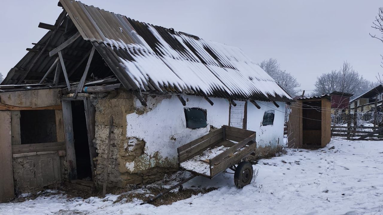 96 de persoane, sub suspiciune pentru obținerea ilegală a documentelor românești Joi seara, Sindicatul Europol a publicat imagini cu imobile degradate din județul Botoșani, adrese care ar fi fost folosite de cetățeni din Moldova, Ucraina și Rusia pentru a obține documente românești pe baza unor acte false