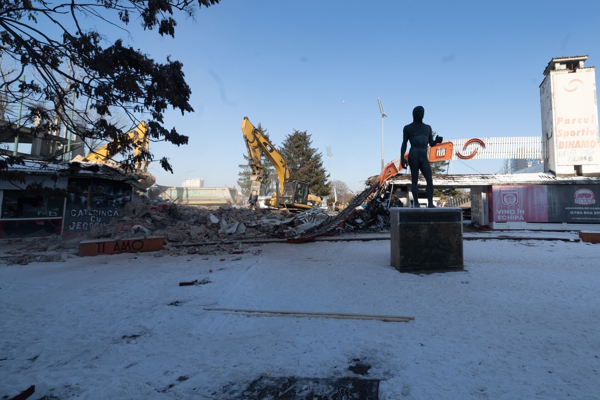 Demolarea stadionului Dinamo a devenit oficial realitate după peste șapte decenii de istorie, au început marți, 20 ianuarie, operatiunile de desființare a vechii arene din Ștefan Cel Mare