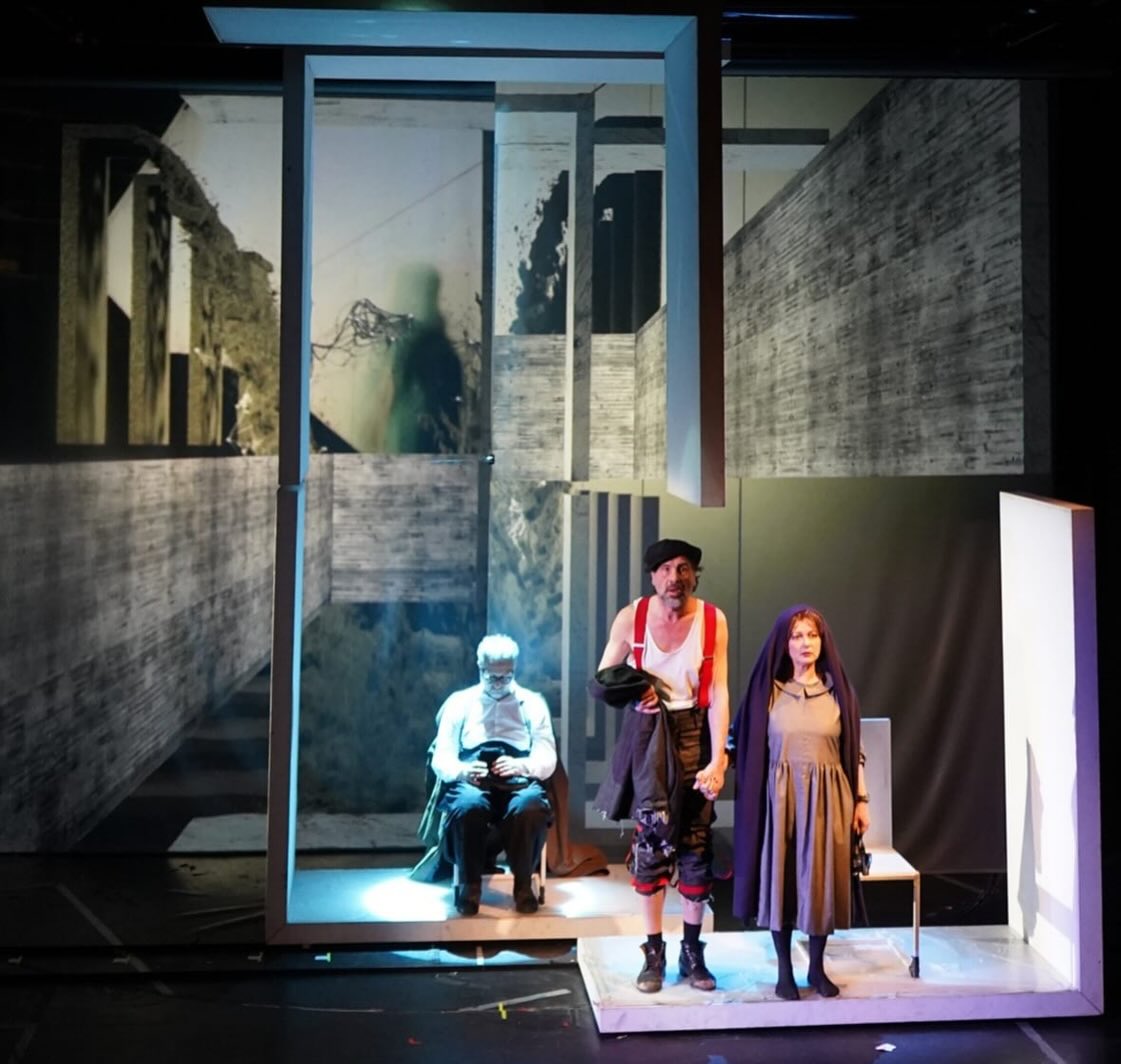 Teatrul Mic din București pregătește o premieră deosebită: „Victimele Datoriei”, o piesă scrisă de Eugene Ionesco în 1952, va fi pusă în scenă pentru prima dată în cadrul unui spectacol care promite să captiveze publicul încă de la debut, pe 4 februarie