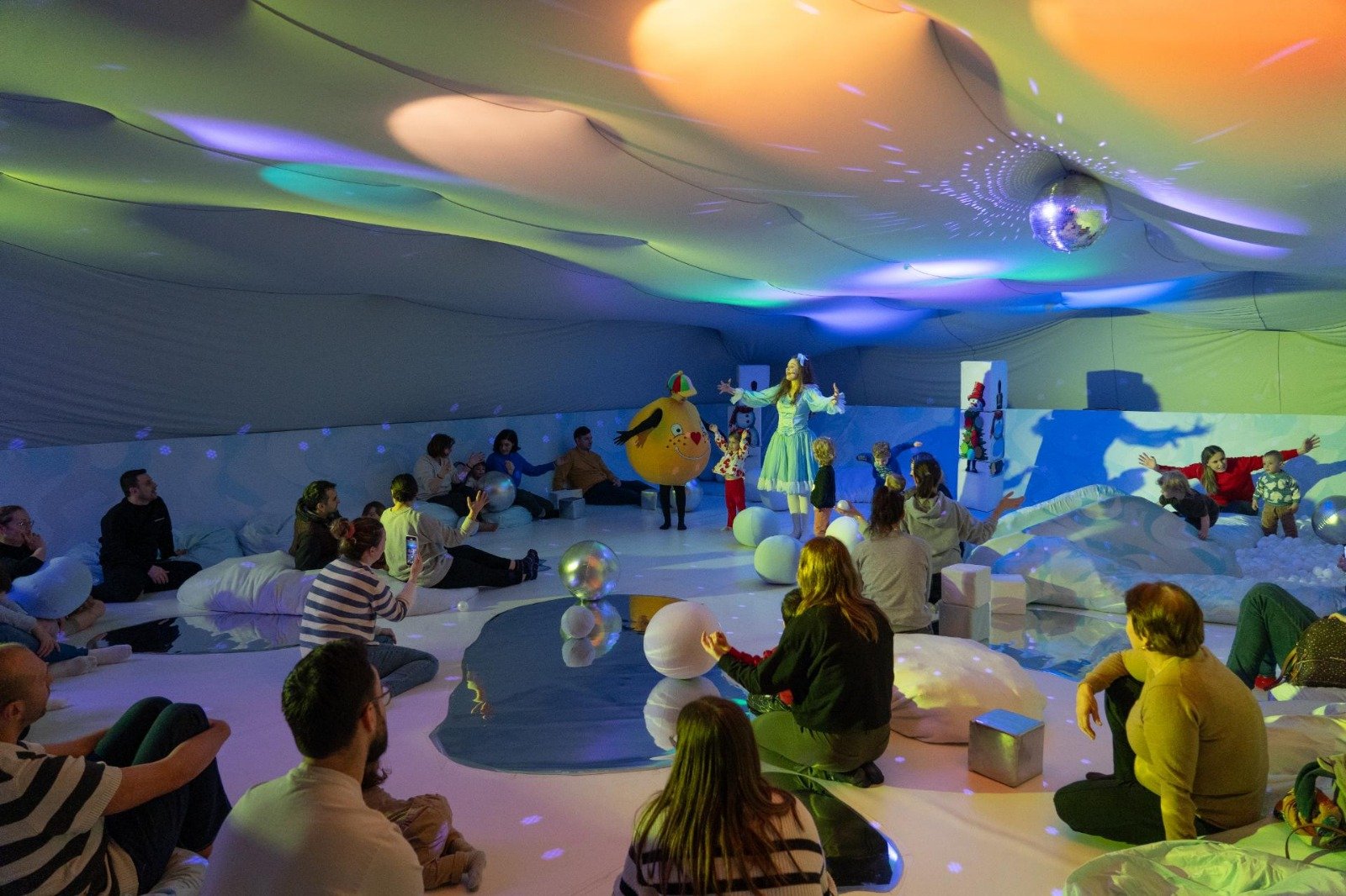 Primăria Capitalei oferă bilete gratuite la spectacole senzoriale pentru bebeluși născuți în maternitățile administrate de ASSMB Noile inițiative ale autorităților locale urmăresc crearea unui mediu mai prietenos pentru bebeluși și părinți în primele zile de viață, promovând atât stimularea senzorială, cât și relaxarea emoțională în cadrul familei