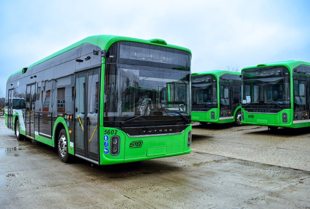 Primele troleibuze Yutong U12, achiziționate de Primăria Capitalei pentru modernizarea transportului electric din București, au ajuns recent în România