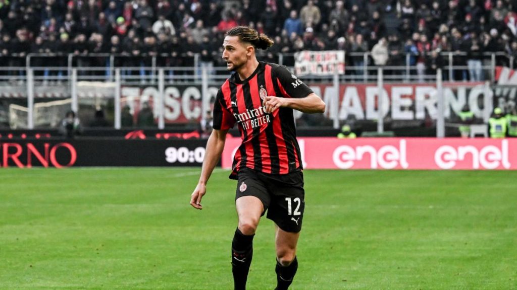 Schimbările surpriză ale antrenorului rossonero pentru meciul cu Fiorentina Milano, 10 ianuarie 2026 – Într-o atmosferă tensionată după înfrângerea suferită în fața celor de la Genoa, AC Milan se pregătește să-și revină în confruntarea de astăzi cu Fiorentina