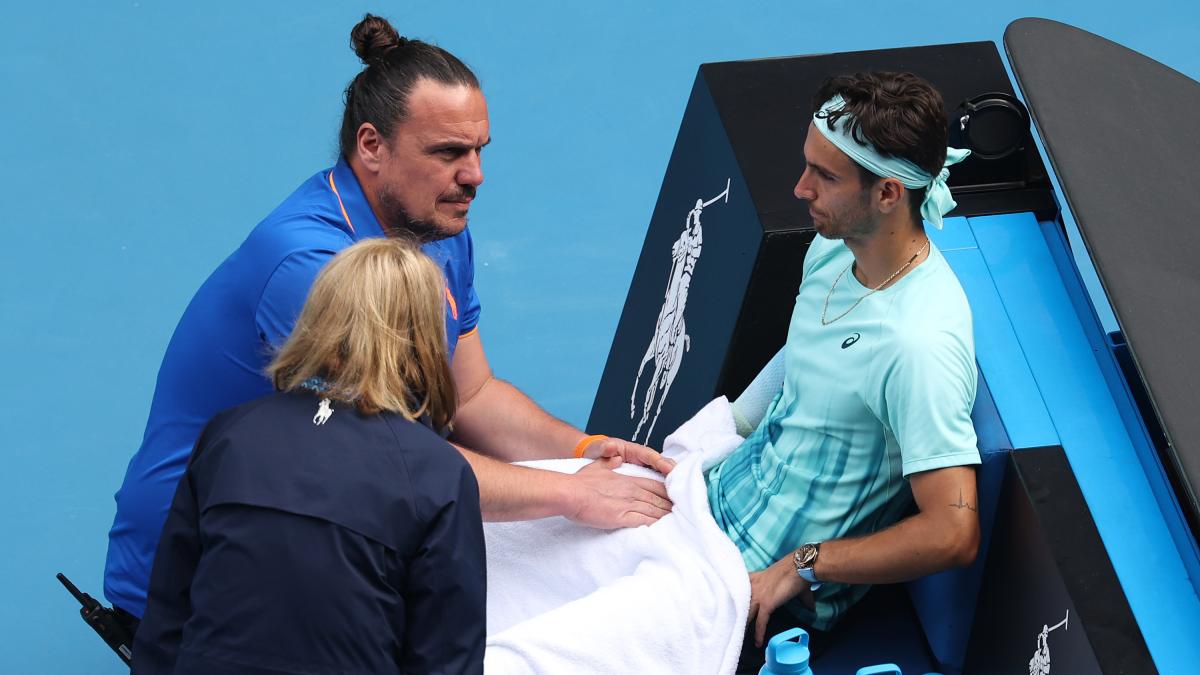 Lorenzo Musetti abandonă meciul cu Djokovic din cauza unei accidentări Lorenzo Musetti a fost nevoit să se retragă din meciul său cu Novak Djokovic, în sferturile Australian Open, după ce a început să acuze dureri la adductorul stâng, aceeași zonă care l-a afectat în sezonul trecut