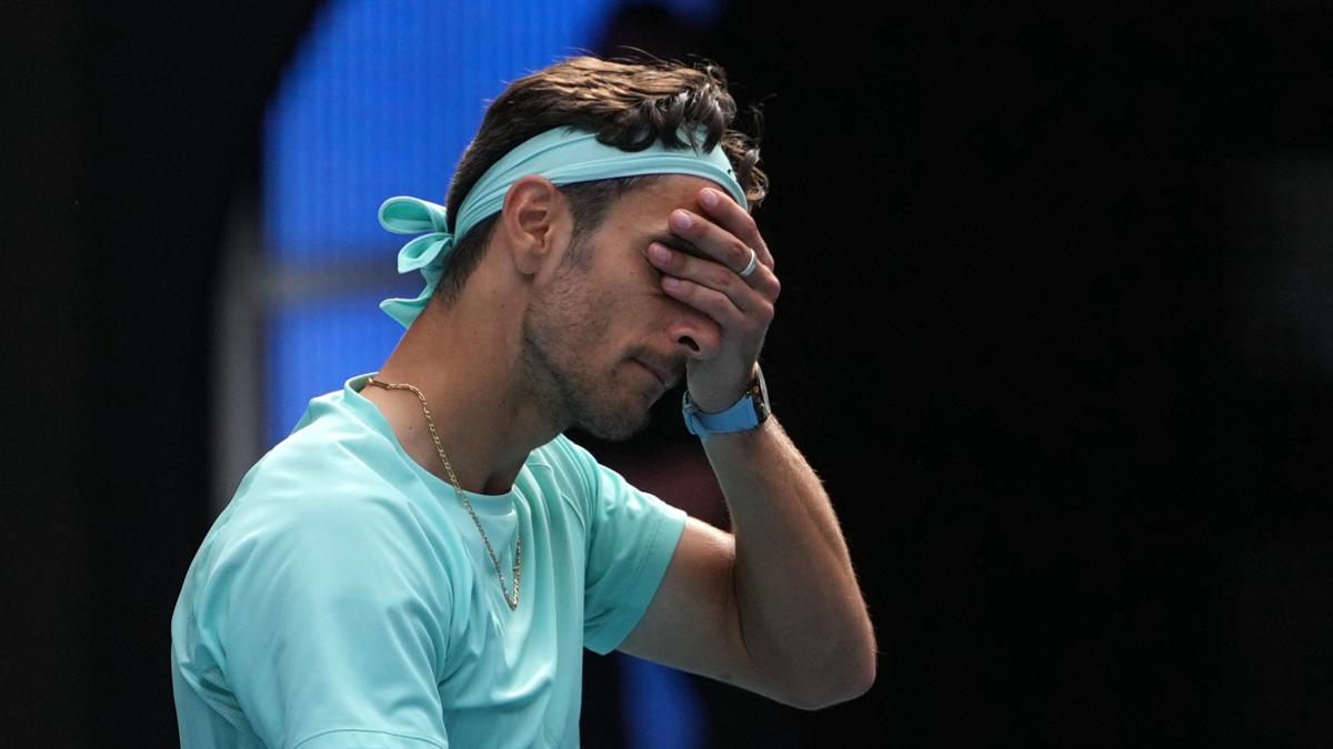 Lorenzo Musetti, lovit de un nou infortuni în Australian Open: „Nu am cuvinte să descriu ce simt” Lorenzo Musetti a suferit o gravă înfrângere în sferturile de finală ale Australian Open, când, după ce a dominat meciul împotriva lui Novak Djokovic, a fost nevoit să se retragă din cauza unei accidentări