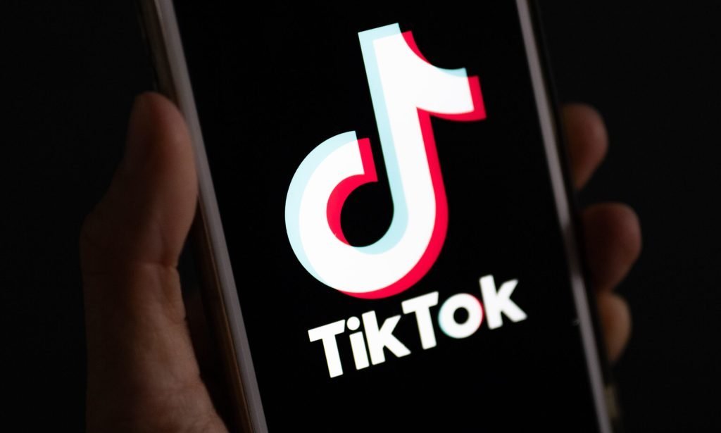 TikTok pregătește o schimbare majoră în modul în care verifică vârsta utilizatorilor în Europa, lansând în următoarele săptămâni o tehnologie avansată de detectare a vârstei