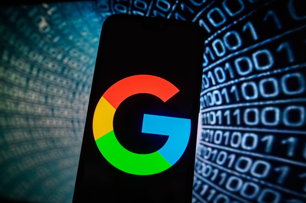 Google se confruntă în prezent cu presiuni din partea autorităților și a industriei de presă, într-un context în care Regatul Unit, prin Autoritatea pentru Concurență și Piețe (CMA), propune reguli menite să reglementeze modul în care conținutul editorial este utilizat în funcțiile de inteligență artificială ale motorului de căutare Google