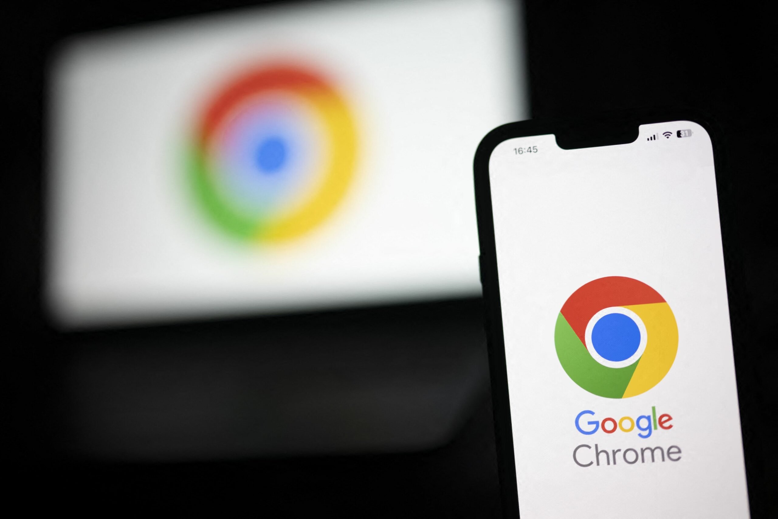 Extensii Chrome malițioase: un pericol ascuns în magazinul oficial pentru peste 100.000 de utilizatori Un nou val de amenințări cibernetice are în vizor utilizatorii browserului Google Chrome, după ce cercetători în securitate au descoperit o serie de extensii malițioase care au reușit să înșele filtrele de verificare ale Google și să ajungă în mâinile a peste 100.000 de persoane