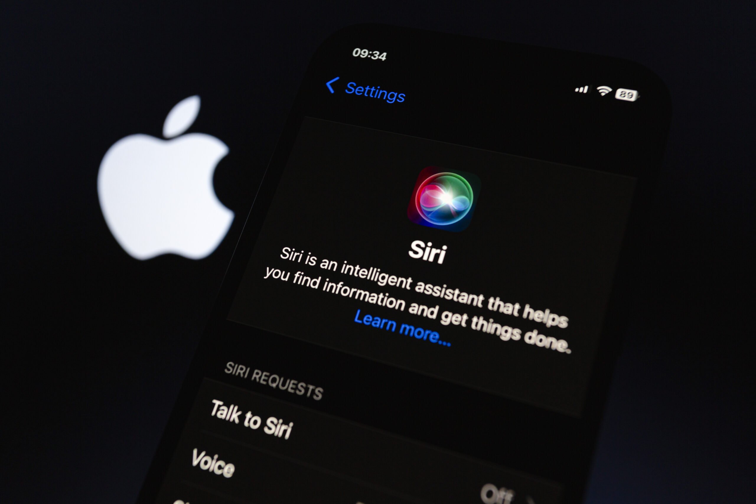 Apple pregătește o transformare radicală a asistentului său digital Siri, într-un demers care indică o schimbare de strategie importantă în domeniul inteligenței artificiale