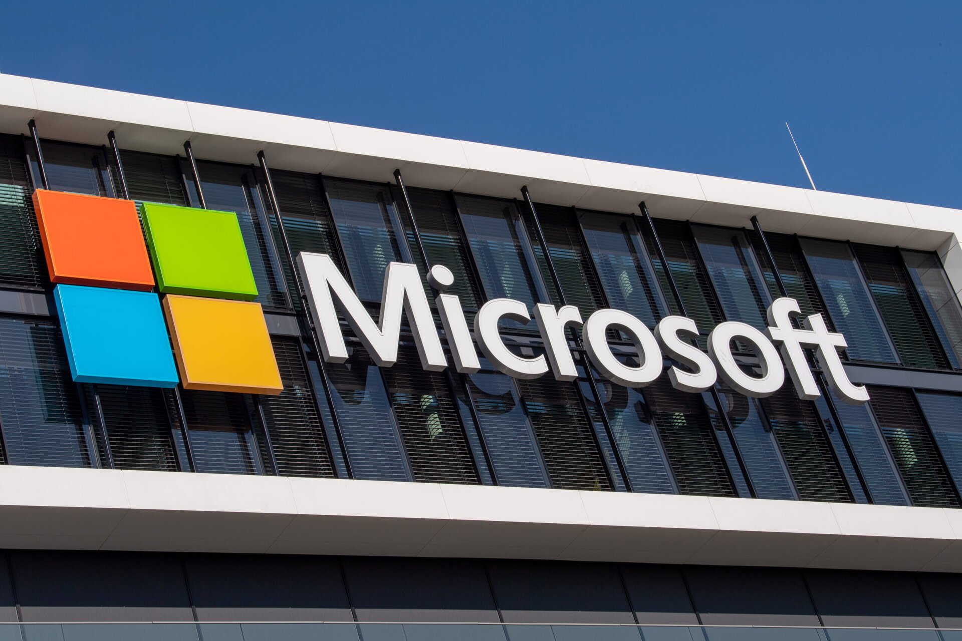 Microsoft se confruntă cu o întrerupere masivă a serviciilor cloud, afectând milioane de utilizatori din întreaga lume