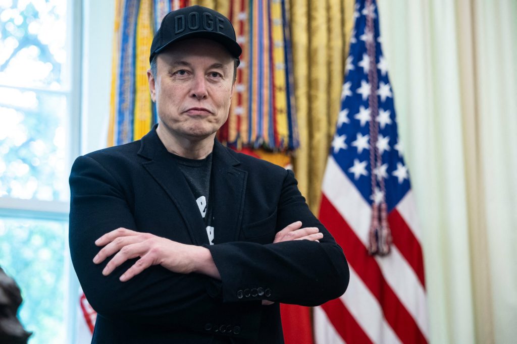 Elon Musk avertizează ferm utilizatorii platformei X cu privire la riscurile utilizării chatbot-ului Grok, un instrument de inteligență artificială (AI) integrat în rețeaua socială