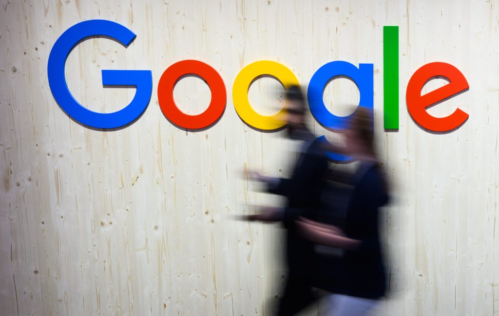 Alphabet devansează Apple în capitalizarea bursieră pentru prima dată din 2019