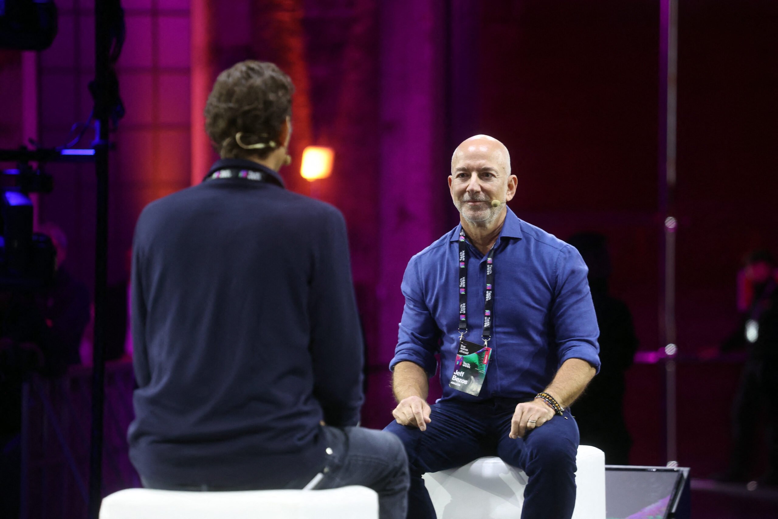 Blue Origin pregătește intrarea pe piața comunicațiilor satelitare cu o rețea menită să rivalizeze Starlink Compania spațială fondată de Jeff Bezos își face apariția oficială pe un segment extrem de competitiv și strategico în rapidly dezvoltata industrie a comunicațiilor globale
