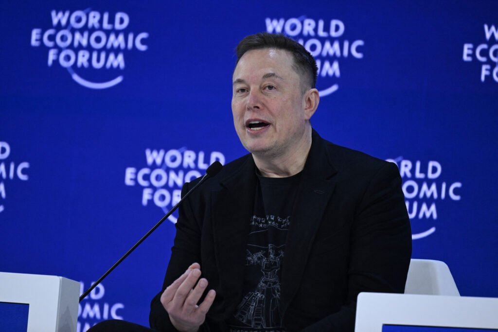 Elon Musk predicționează un viitor dominat de inteligența artificială și roboți autonomi, cu impact profund asupra societății și economiei globale La ediția din 2026 a forumului de la Davos, una dintre cele mai așteptate și disputate întâlniri ale elitei globale, Elon Musk a făcut o declarație care a șocat și a fascinat în același timp