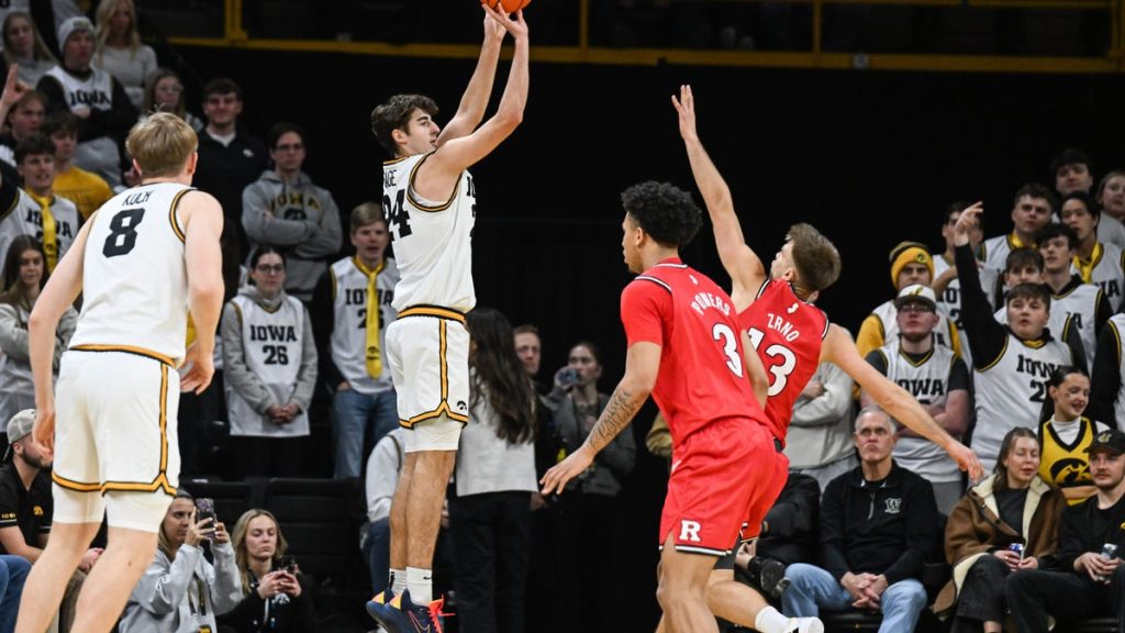 Iowa reușește o victorie strânsă împotriva Rutgers: 68-62 Iowa a încheiat partida cu Rutgers cu o victorie prețioasă, 68-62, pe teren propriu la Carver-Hawkeye Arena, transformându-se astfel în cea de-a cincea echipă din conferința Big Ten care obține succesul în acest sezon