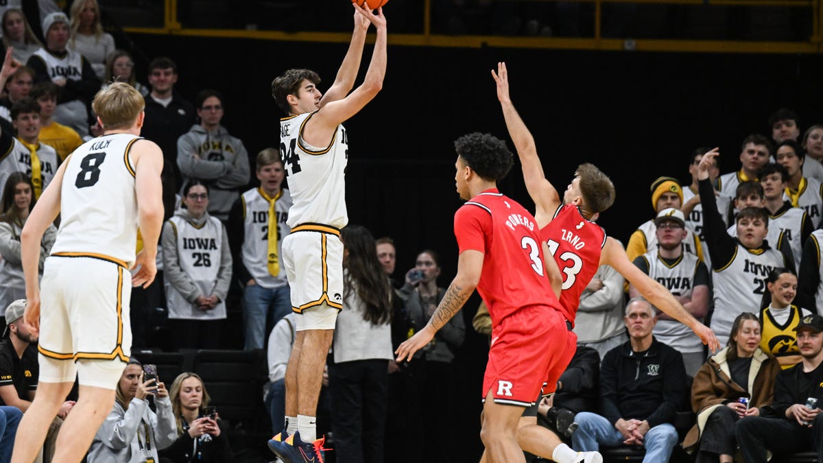 Iowa reușește o victorie strânsă împotriva Rutgers: 68-62 Iowa a încheiat partida cu Rutgers cu o victorie prețioasă, 68-62, pe teren propriu la Carver-Hawkeye Arena, transformându-se astfel în cea de-a cincea echipă din conferința Big Ten care obține succesul în acest sezon