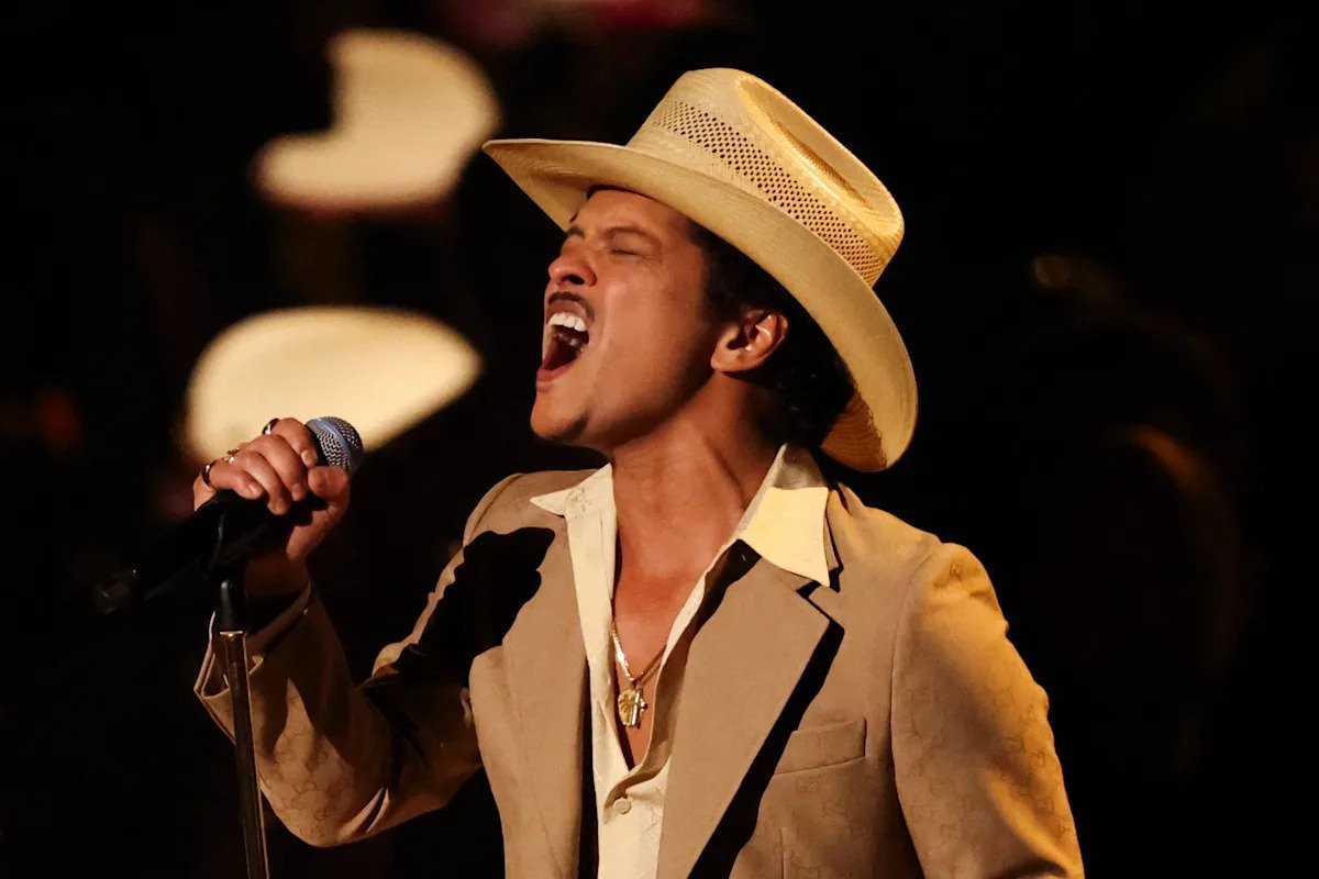 Bruno Mars revine pe scenă: Începe turneul „The Romantic Tour” Bruno Mars, cunoscut pentru hituri precum „Uptown Funk” şi „Just the Way You Are”, îşi va relua activitatea pe drumurile muzicale cu turneul său „The Romantic Tour”, programat să debuteze în aprilie 2026