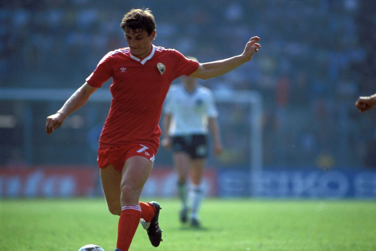 Marcel Coraș, o legendă a fotbalului românesc, se confruntă cu probleme grave de sănătate Marcel Coraș, în vârstă de 66 de ani, fost jucător la UTA Arad și Sportul Studențesc, se luptă cu dificultăți majore de sănătate, cântărind în prezent 150 de kilograme și fiind diagnosticat cu gonartroză în stadiul 4