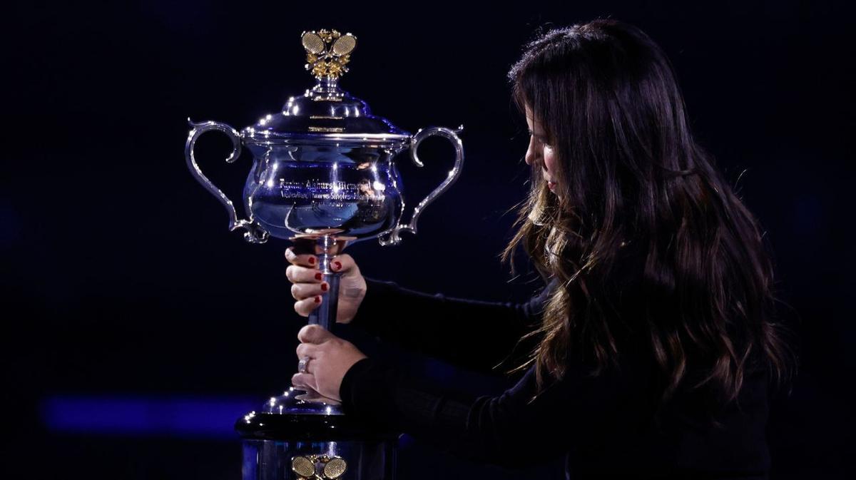 Jennifer Capriati reapare în lumina reflectoarelor la Australian Open Jennifer Capriati, legenda tenisului american, a făcut o apariție rară în public, joi seară, la Australian Open, unde a prezentat trofeul Daphne Akhurst Memorial Cup